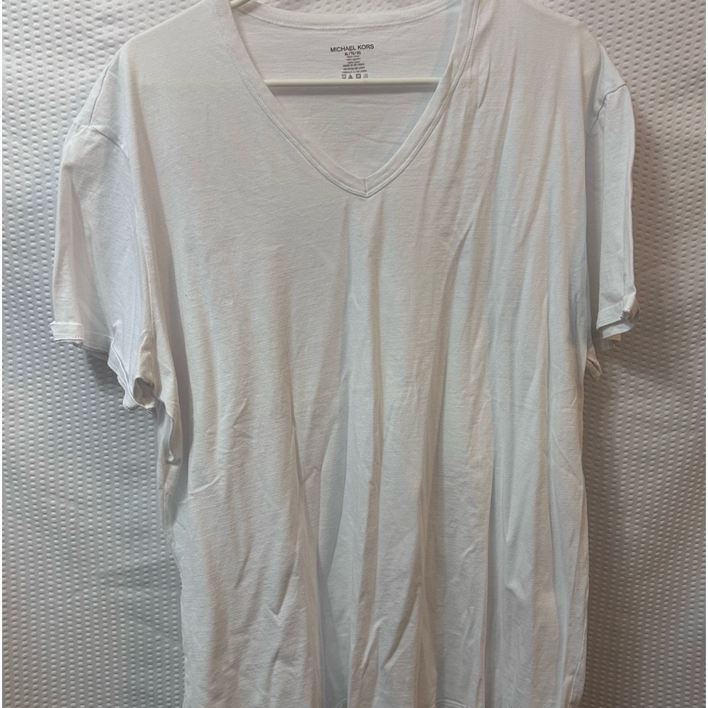 Michael Kors set of 3 men’s white tee. NWOT XL
You get 3 for $30